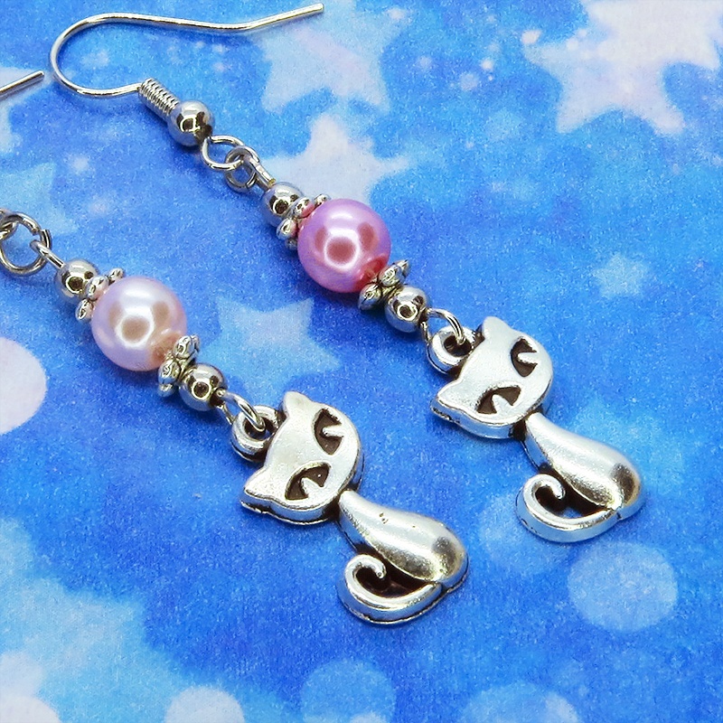 アンティークシルバーの猫モチーフと異なる2色のピンクのパールビーズをつなげた大人可愛いピアス
