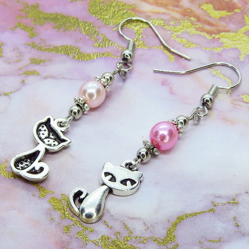アンティークシルバーの猫モチーフと異なる2色のピンクのパールビーズをつなげた大人可愛いピアス