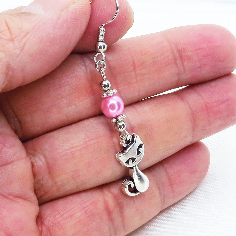 アンティークシルバーの猫モチーフと異なる2色のピンクのパールビーズをつなげた大人可愛いピアス