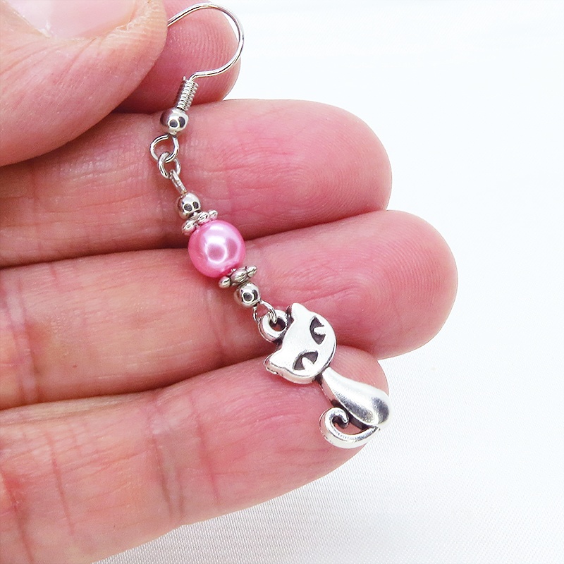 アンティークシルバーの猫モチーフと異なる2色のピンクのパールビーズをつなげた大人可愛いピアス