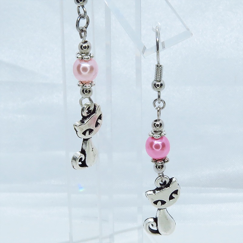 アンティークシルバーの猫モチーフと異なる2色のピンクのパールビーズをつなげた大人可愛いピアス