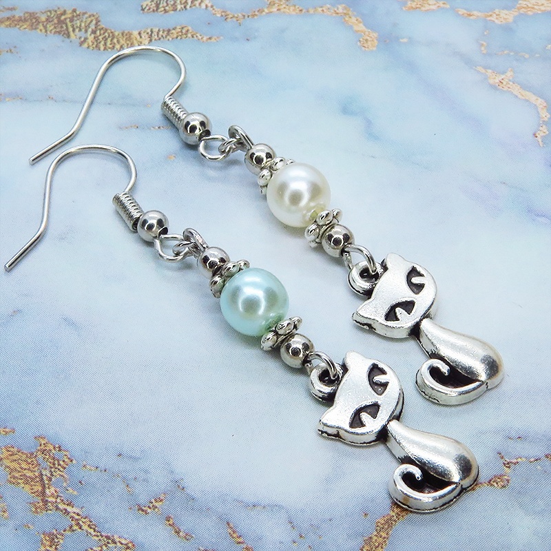 アンティークシルバーの猫モチーフとブルーとホワイトのパールビーズをつなげた大人可愛いピアス