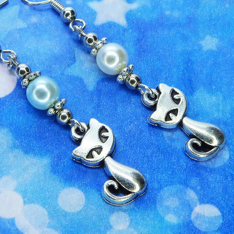 アンティークシルバーの猫モチーフとブルーとホワイトのパールビーズをつなげた大人可愛いピアス