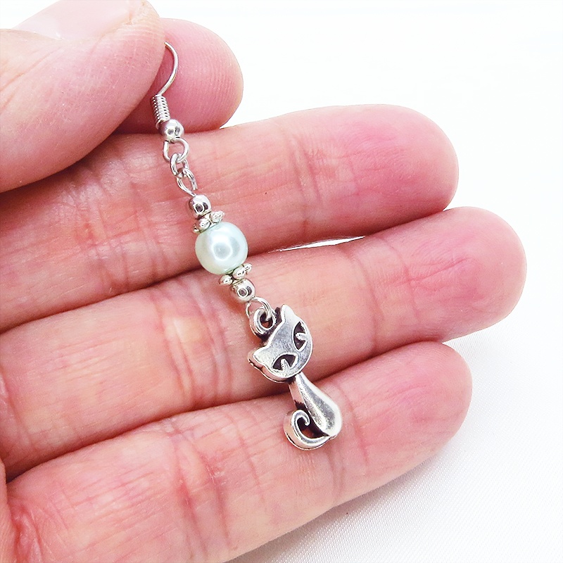 アンティークシルバーの猫モチーフとブルーとホワイトのパールビーズをつなげた大人可愛いピアス