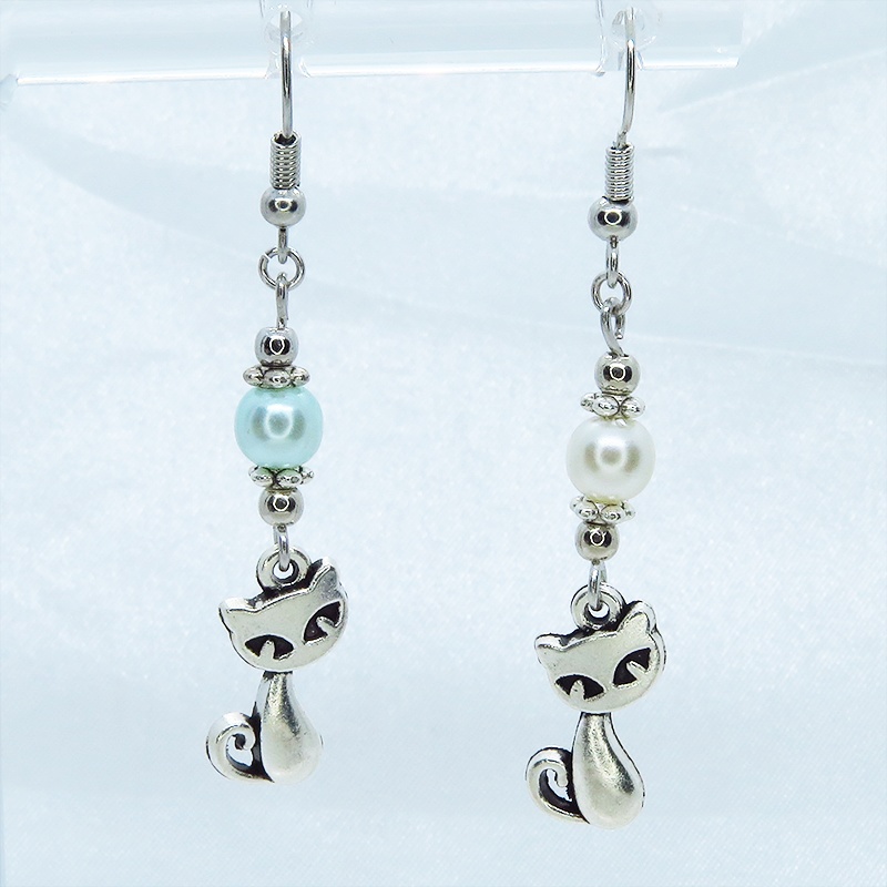 アンティークシルバーの猫モチーフとブルーとホワイトのパールビーズをつなげた大人可愛いピアス