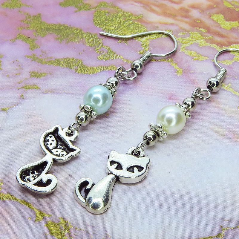アンティークシルバーの猫モチーフとブルーとホワイトのパールビーズをつなげた大人可愛いピアス
