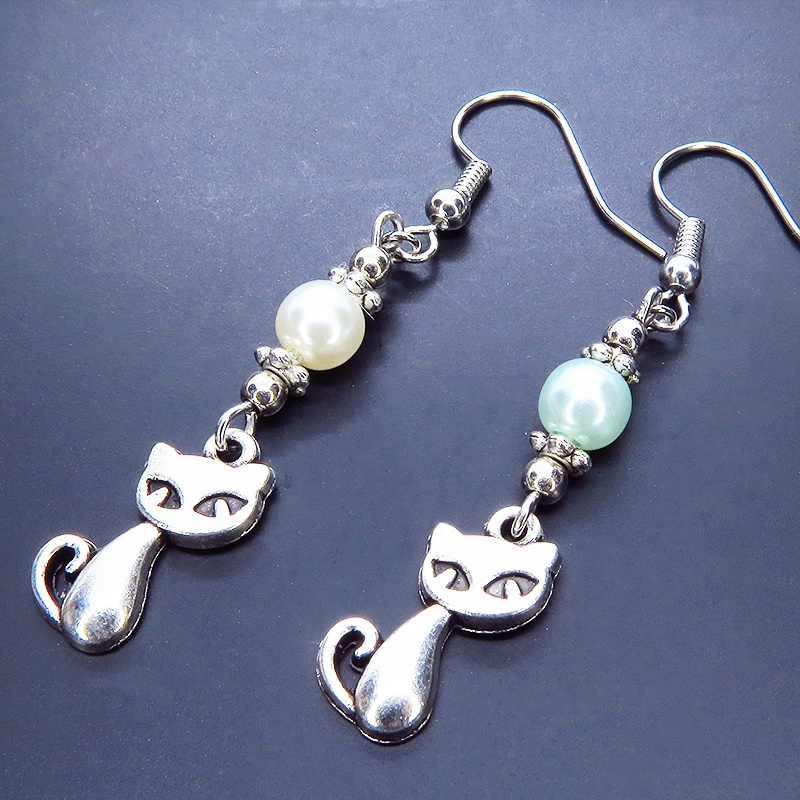 アンティークシルバーの猫モチーフとブルーとホワイトのパールビーズをつなげた大人可愛いピアス