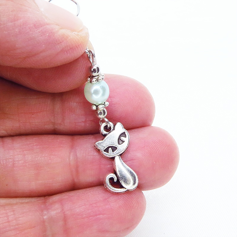 アンティークシルバーの猫モチーフとブルーとホワイトのパールビーズをつなげた大人可愛いピアス
