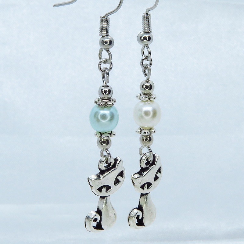 アンティークシルバーの猫モチーフとブルーとホワイトのパールビーズをつなげた大人可愛いピアス