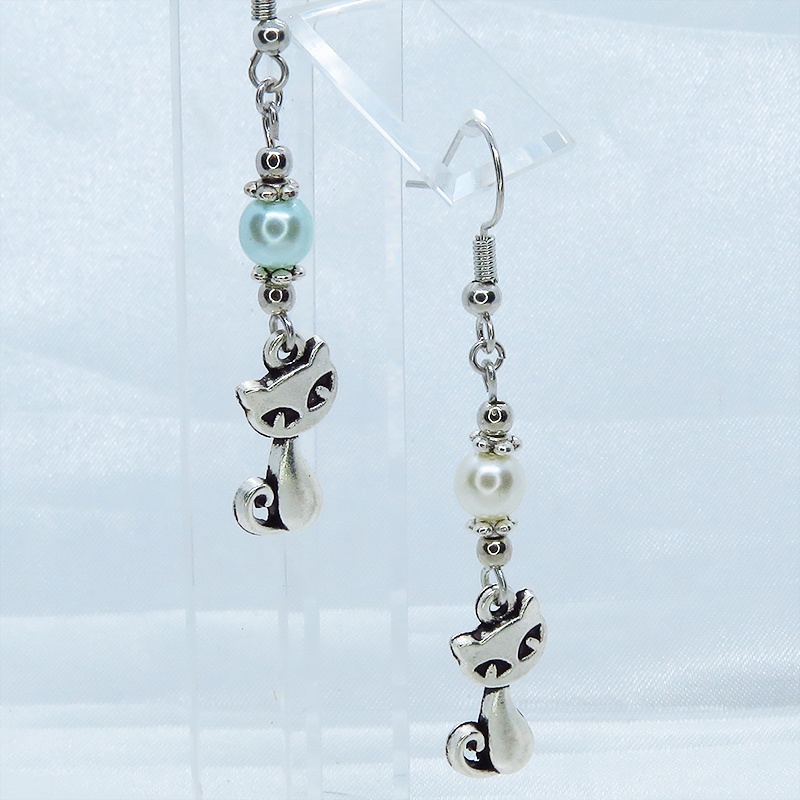 アンティークシルバーの猫モチーフとブルーとホワイトのパールビーズをつなげた大人可愛いピアス