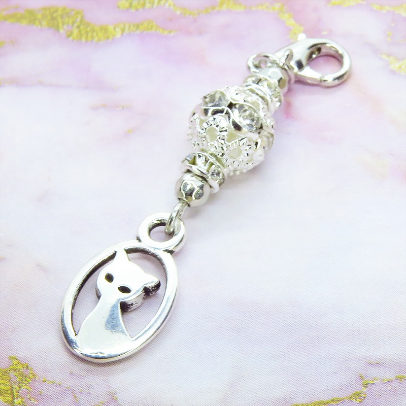 マスクチャーム シルバーカラーの猫モチーフとキラキラ光るメタルビーズのチャーム キーホルダー