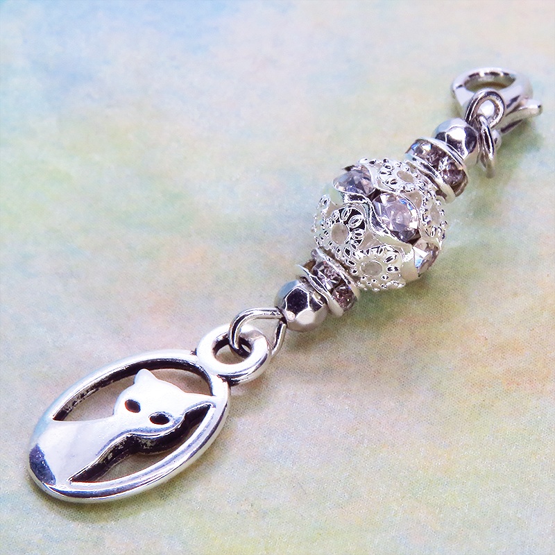 マスクチャーム シルバーカラーの猫モチーフとキラキラ光るメタルビーズのチャーム キーホルダー