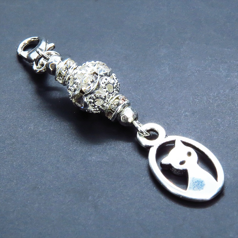 マスクチャーム シルバーカラーの猫モチーフとキラキラ光るメタルビーズのチャーム キーホルダー