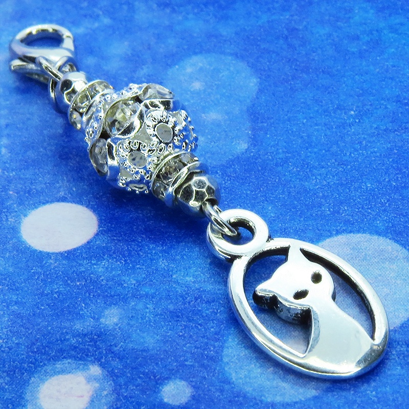マスクチャーム シルバーカラーの猫モチーフとキラキラ光るメタルビーズのチャーム キーホルダー