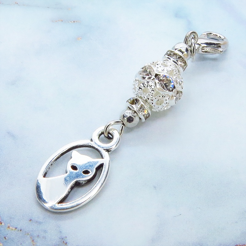 マスクチャーム シルバーカラーの猫モチーフとキラキラ光るメタルビーズのチャーム キーホルダー