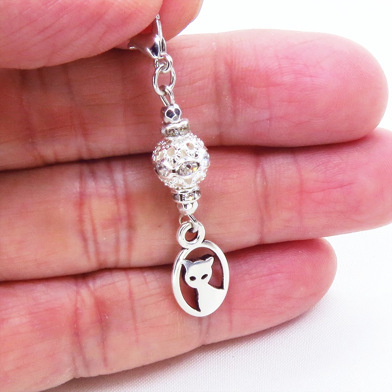 マスクチャーム シルバーカラーの猫モチーフとキラキラ光るメタルビーズのチャーム キーホルダー