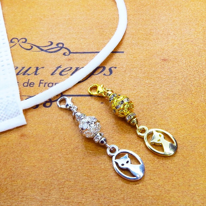 マスクチャーム ゴールドカラーの猫モチーフとキラキラ光るメタルビーズのチャーム キーホルダー