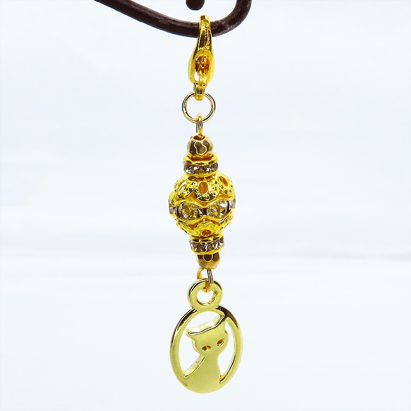 マスクチャーム ゴールドカラーの猫モチーフとキラキラ光るメタルビーズのチャーム キーホルダー