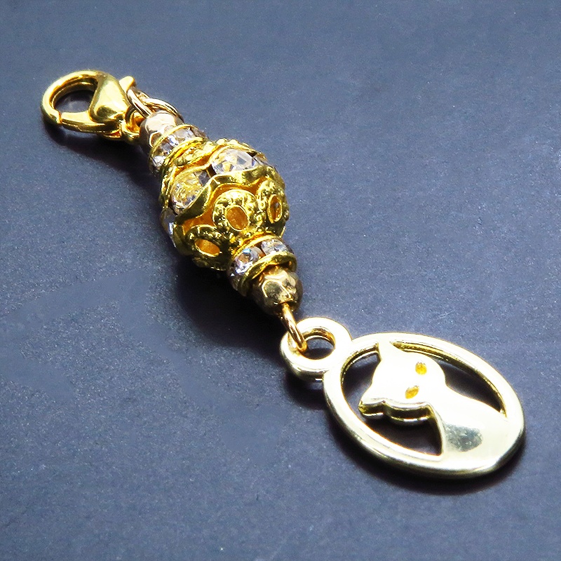 マスクチャーム ゴールドカラーの猫モチーフとキラキラ光るメタルビーズのチャーム キーホルダー