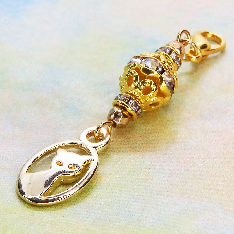 マスクチャーム ゴールドカラーの猫モチーフとキラキラ光るメタルビーズのチャーム キーホルダー