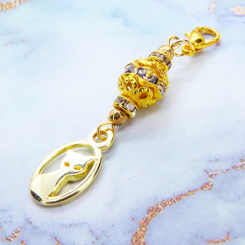 マスクチャーム ゴールドカラーの猫モチーフとキラキラ光るメタルビーズのチャーム キーホルダー