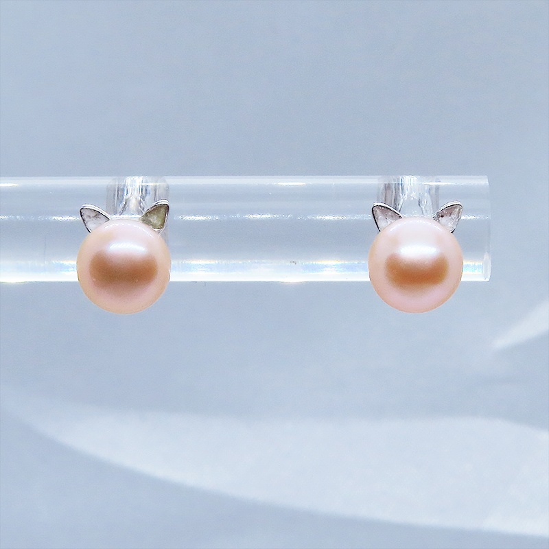 シルバー925 シンプルにさり気なく大人可愛いコーラルピンクの猫耳パールピアス 淡水パール