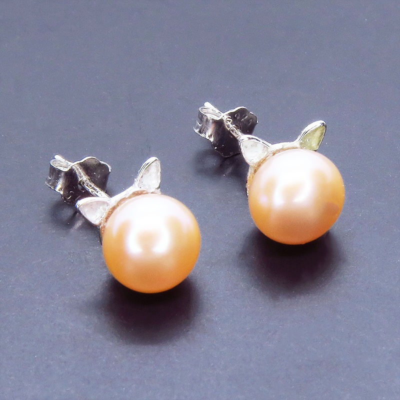 シルバー925 シンプルにさり気なく大人可愛いコーラルピンクの猫耳パールピアス 淡水パール