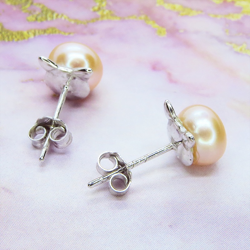 シルバー925 シンプルにさり気なく大人可愛いコーラルピンクの猫耳パールピアス 淡水パール