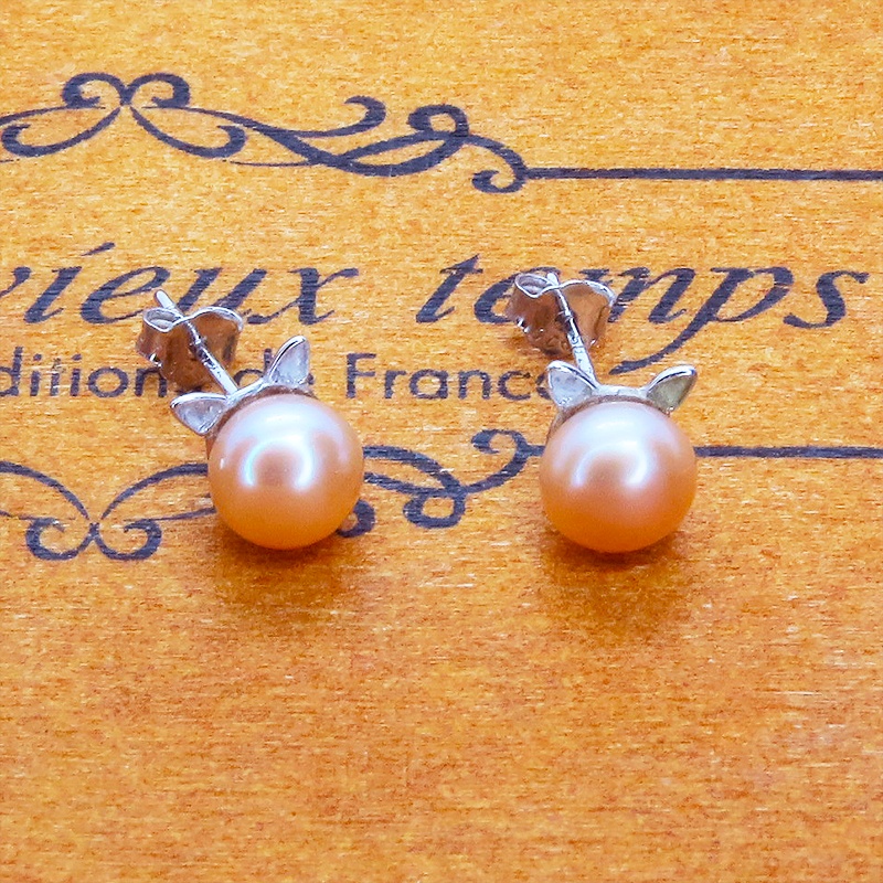 シルバー925 シンプルにさり気なく大人可愛いコーラルピンクの猫耳パールピアス 淡水パール