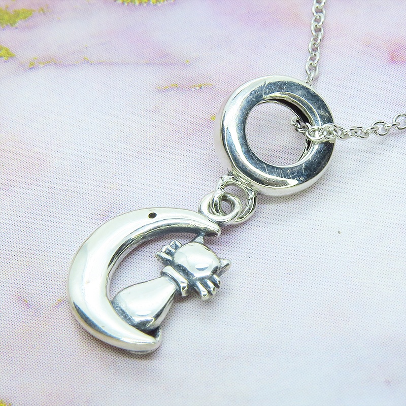 シルバー925 三日月に乗る猫のかわいいチャームのペンダント・ネックレス ジルコン