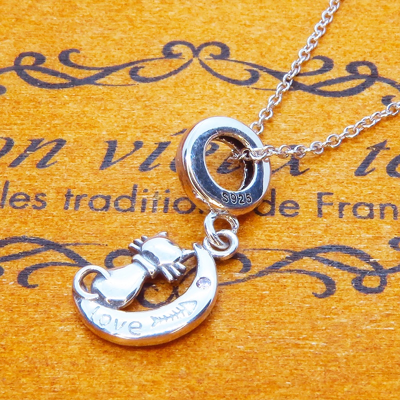 シルバー925 三日月に乗る猫のかわいいチャームのペンダント・ネックレス ジルコン