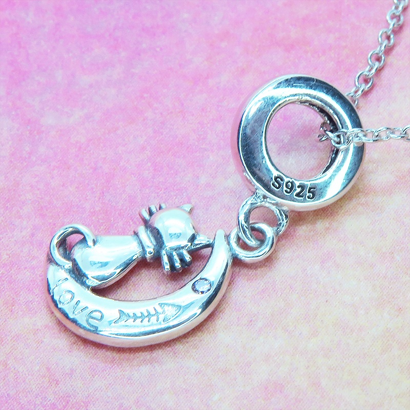 シルバー925 三日月に乗る猫のかわいいチャームのペンダント・ネックレス ジルコン