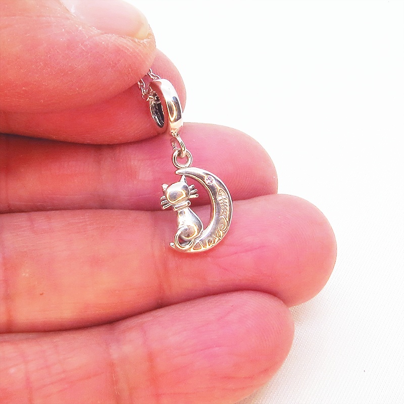 シルバー925 三日月に乗る猫のかわいいチャームのペンダント・ネックレス ジルコン
