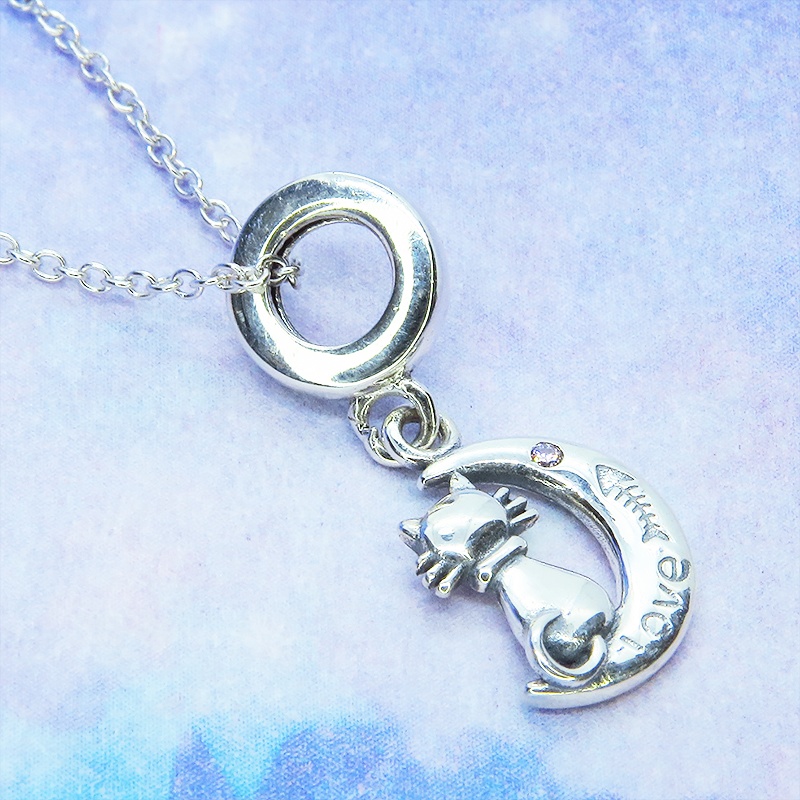 シルバー925 三日月に乗る猫のかわいいチャームのペンダント・ネックレス ジルコン