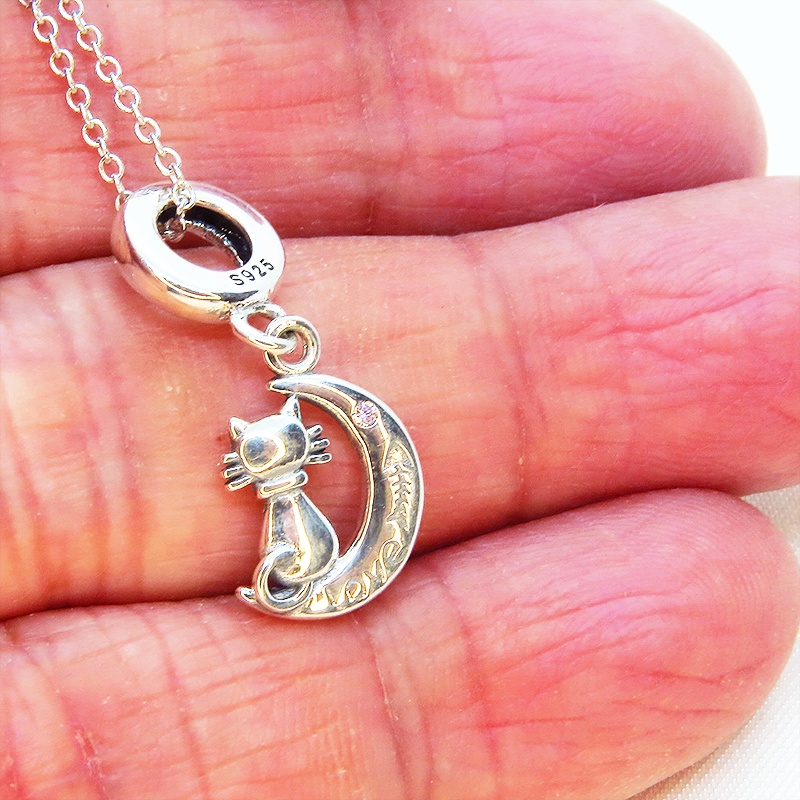 シルバー925 三日月に乗る猫のかわいいチャームのペンダント・ネックレス ジルコン