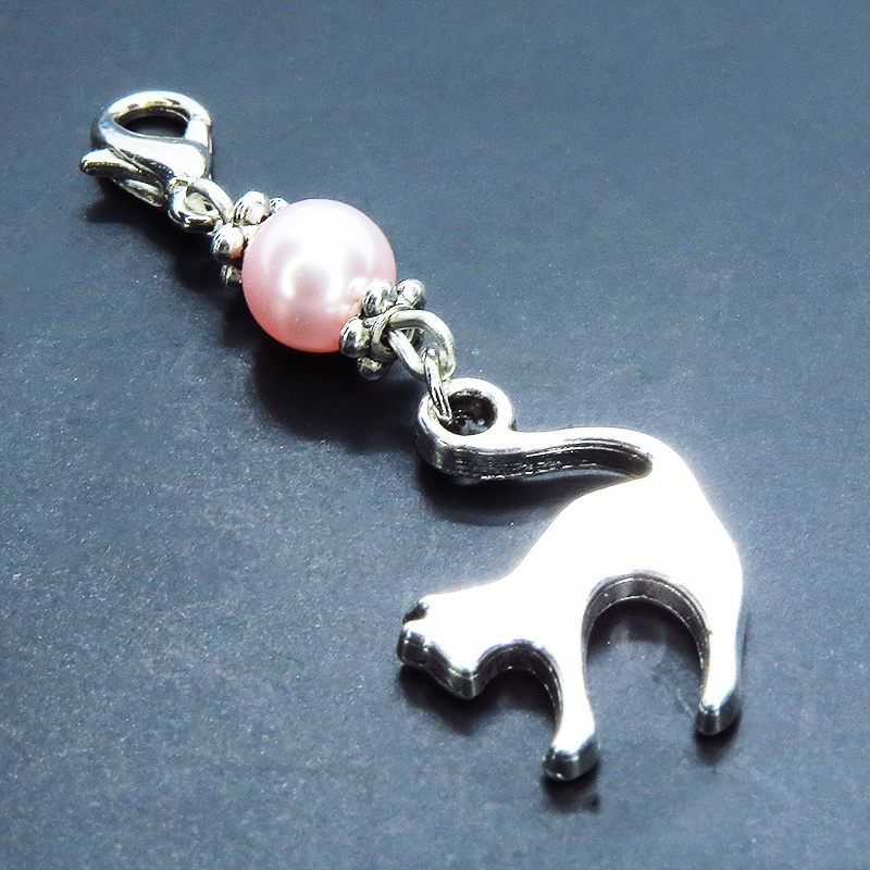 マスクチャーム アンティークシルバーの跳ね猫モチーフとスワロフスキーパール(ロザリン)のチャーム  キーホルダー