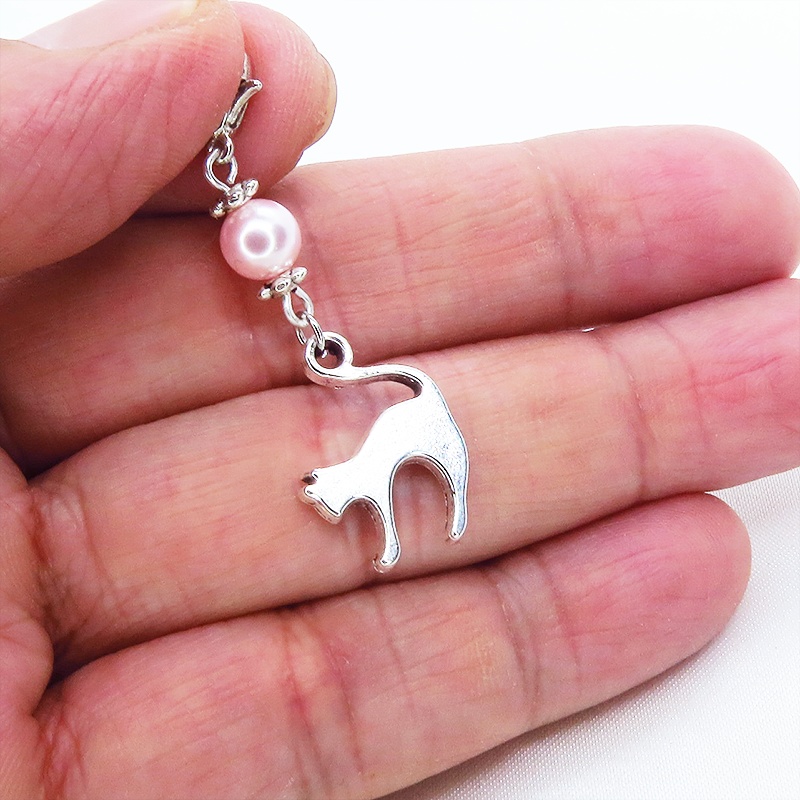 マスクチャーム アンティークシルバーの跳ね猫モチーフとスワロフスキーパール(ロザリン)のチャーム  キーホルダー