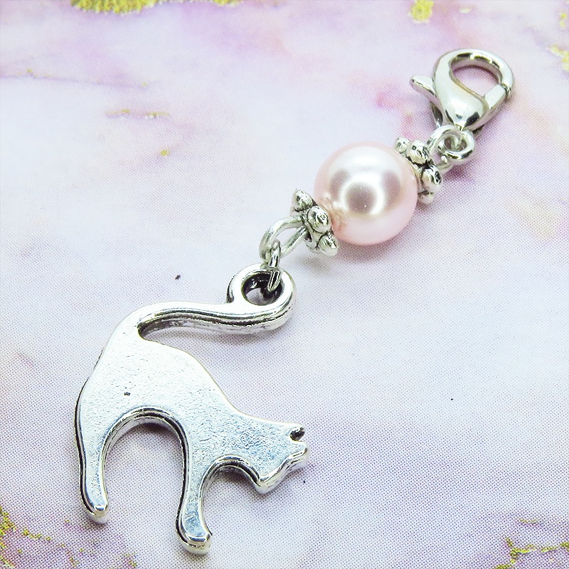 マスクチャーム アンティークシルバーの跳ね猫モチーフとスワロフスキーパール(ロザリン)のチャーム  キーホルダー