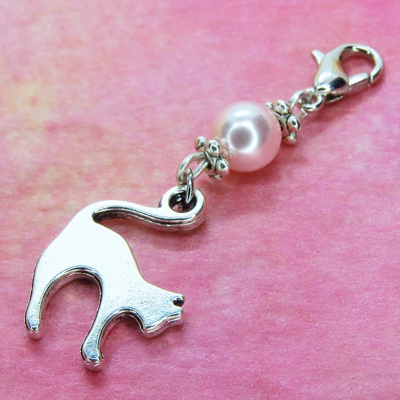 マスクチャーム アンティークシルバーの跳ね猫モチーフとスワロフスキーパール(ロザリン)のチャーム  キーホルダー