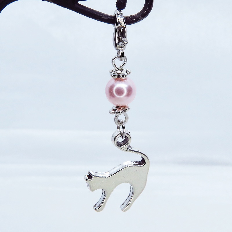 マスクチャーム アンティークシルバーの跳ね猫モチーフとスワロフスキーパール(ロザリン)のチャーム  キーホルダー