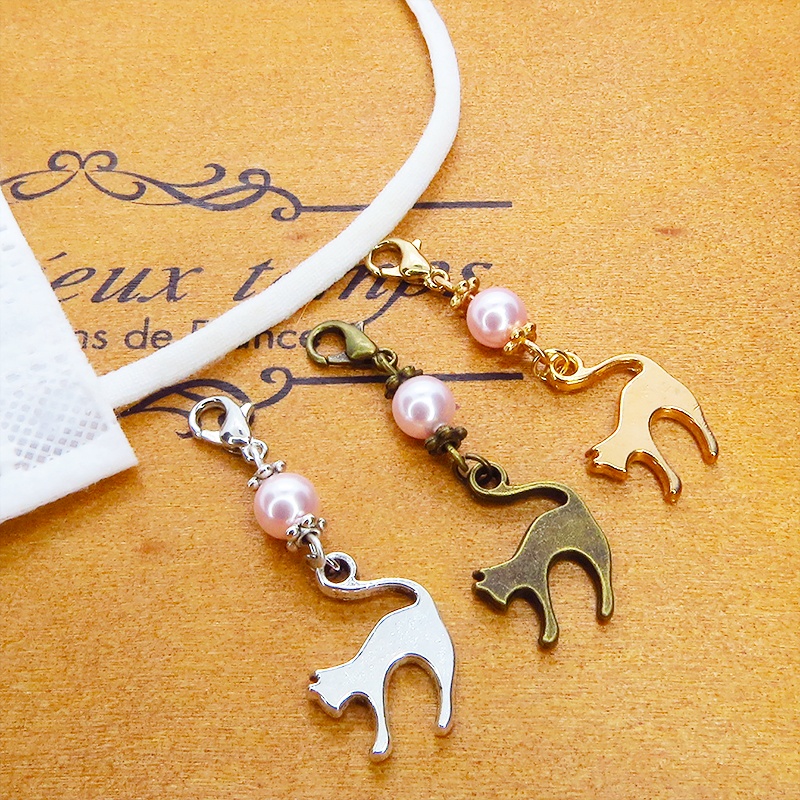 マスクチャーム アンティークシルバーの跳ね猫モチーフとスワロフスキーパール(ロザリン)のチャーム  キーホルダー