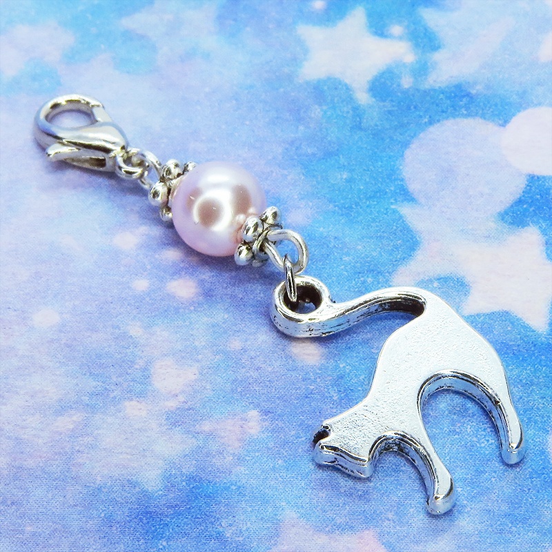 マスクチャーム アンティークシルバーの跳ね猫モチーフとスワロフスキーパール(ロザリン)のチャーム  キーホルダー