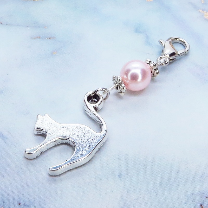 マスクチャーム アンティークシルバーの跳ね猫モチーフとスワロフスキーパール(ロザリン)のチャーム  キーホルダー