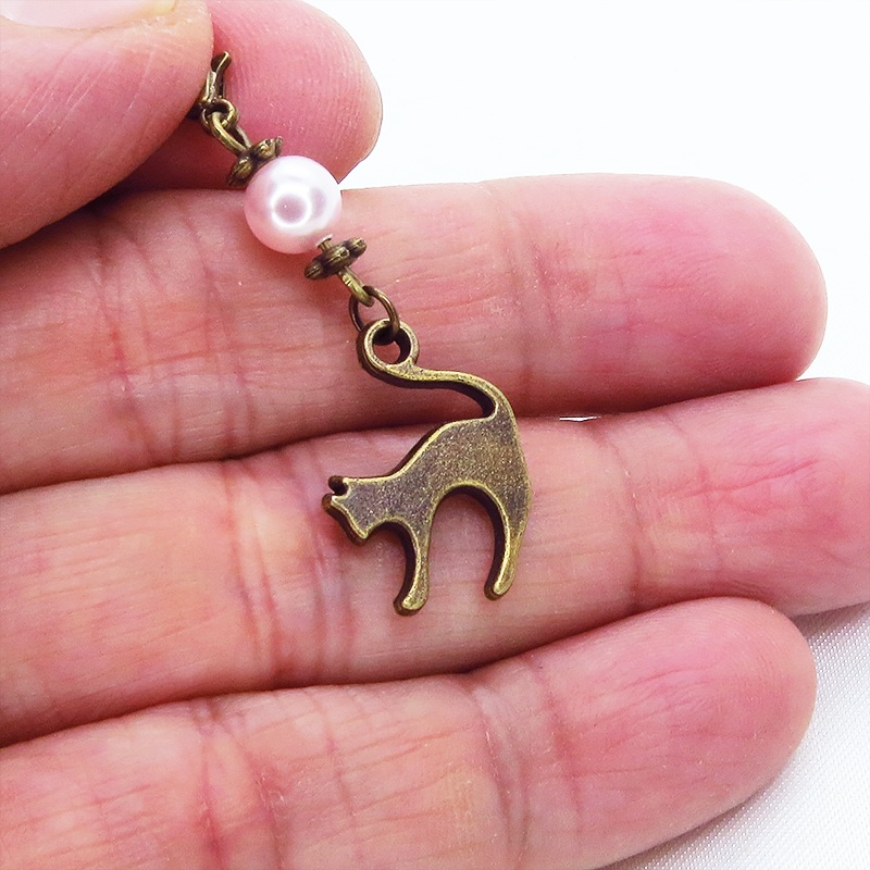 マスクチャーム アンティークカラーの跳ね猫モチーフとスワロフスキーパール(ロザリン)のチャーム キーホルダー