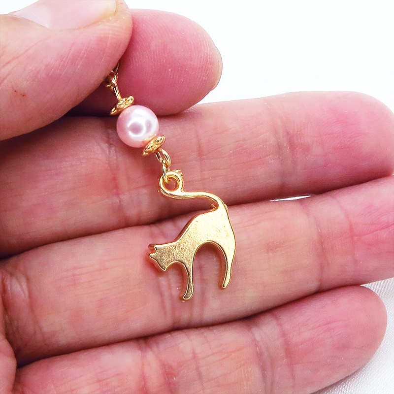 マスクチャーム マットゴールドの跳ね猫モチーフとスワロフスキーパール(ロザリン)のチャーム キーホルダー