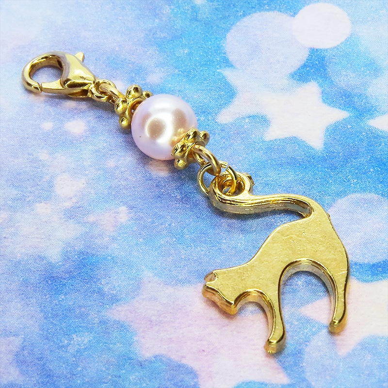 マスクチャーム マットゴールドの跳ね猫モチーフとスワロフスキーパール(ロザリン)のチャーム キーホルダー