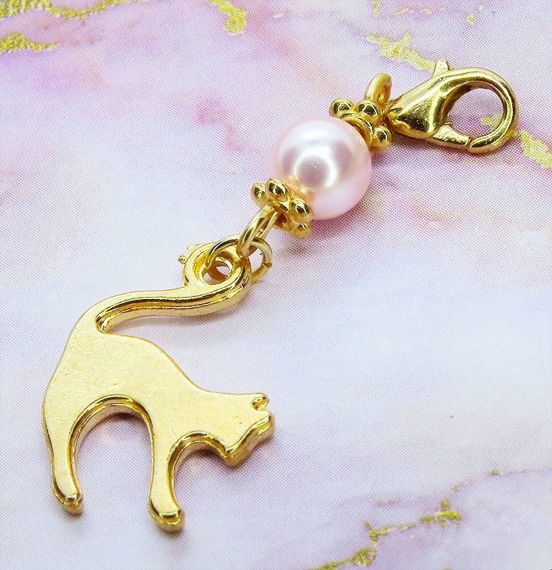 マスクチャーム マットゴールドの跳ね猫モチーフとスワロフスキーパール(ロザリン)のチャーム キーホルダー