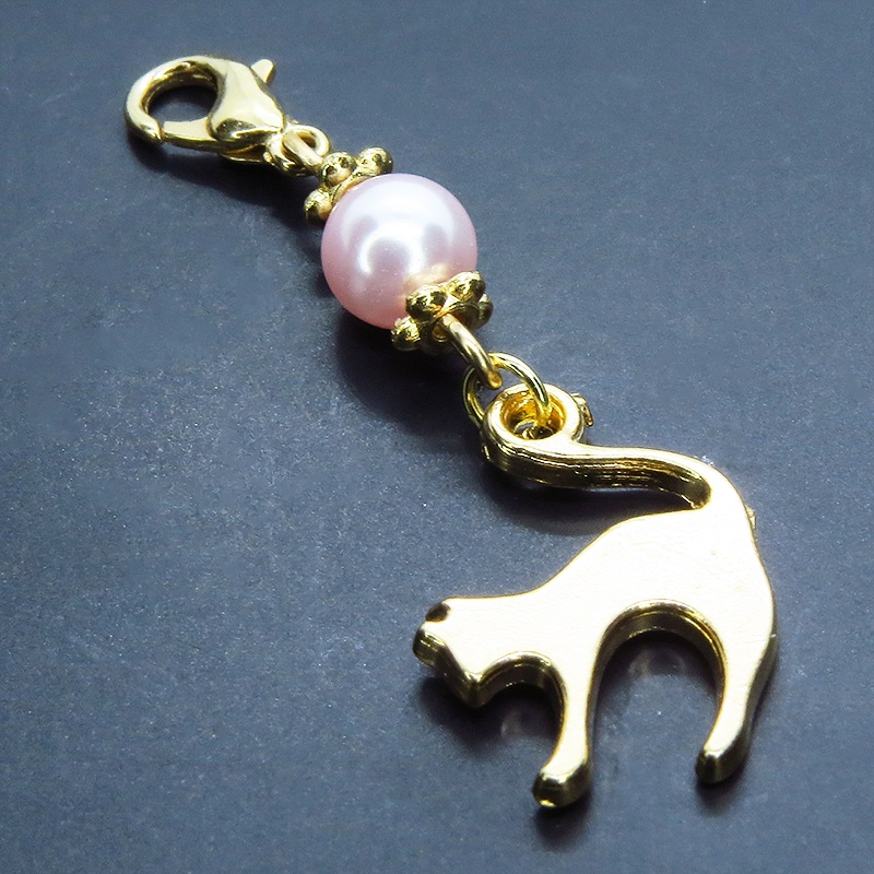 マスクチャーム マットゴールドの跳ね猫モチーフとスワロフスキーパール(ロザリン)のチャーム キーホルダー