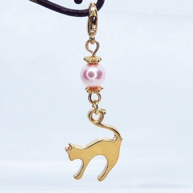 マスクチャーム マットゴールドの跳ね猫モチーフとスワロフスキーパール(ロザリン)のチャーム キーホルダー