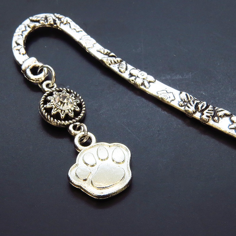 シルバーカラーの肉球とラインストーンのビーズを組合せたブックマーカー 栞 しおり 花柄模様 猫 犬